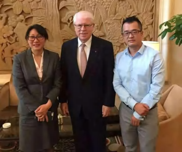 栋哥接待哈佛商学院教授