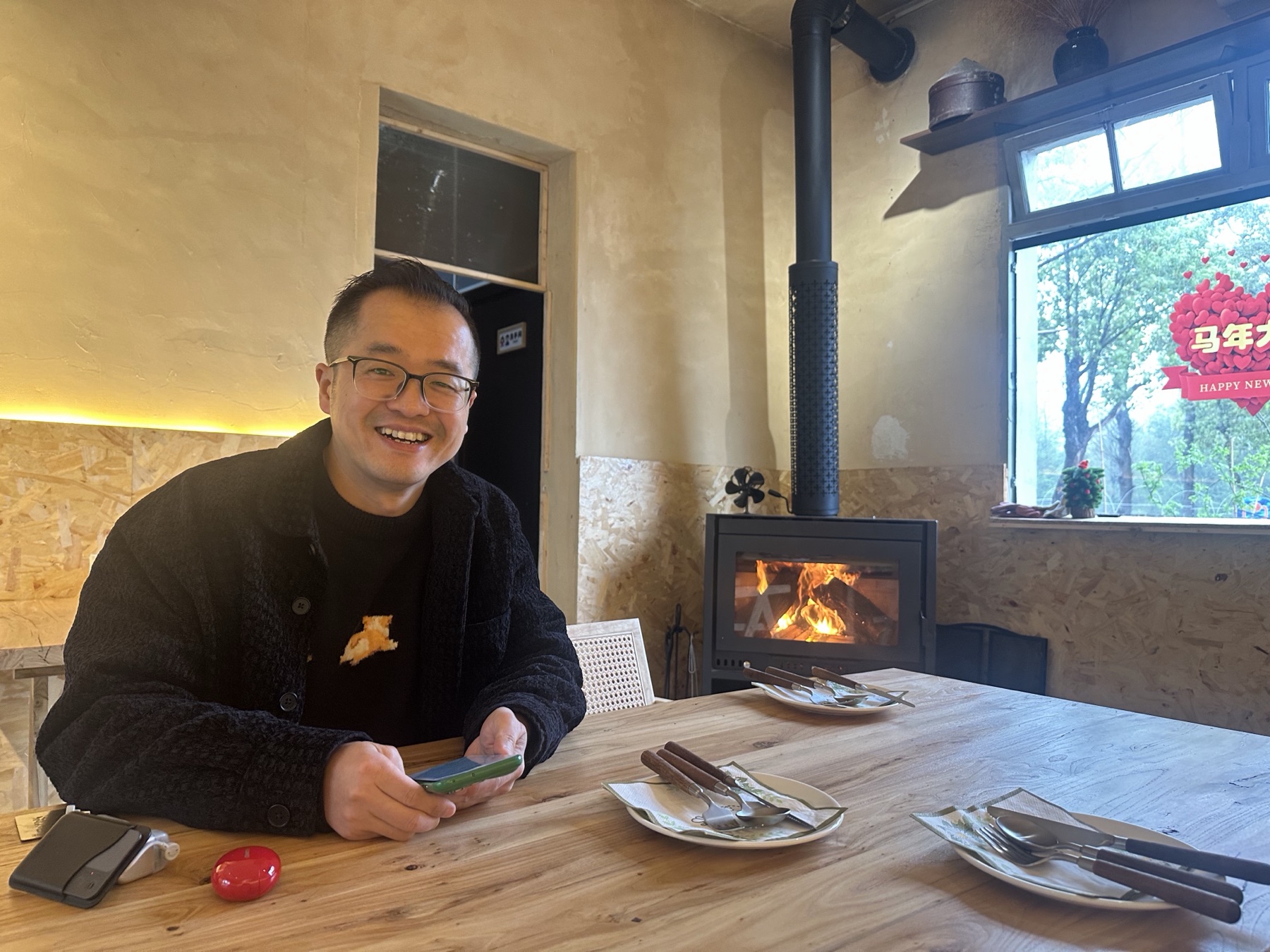 栋哥在暖色餐厅里的个人照片